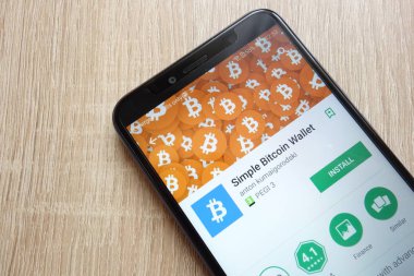 Konskie, Polonya - 17 Haziran 2018: Basit Bitcoin m-cüzdan uygulaması Huawei Y6 2018 smartphone üzerinde görüntülenen Google oyun mağaza web sitesi üzerinde
