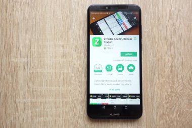 Konskie, Polonya - 17 Haziran 2018: ztrader Altcoin / Bitcoin tüccar app Google oyun mağaza web sitesinde görüntülenen Huawei Y6 2018 smartphone