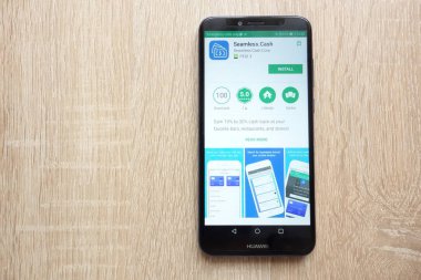Konskie, Polonya - 17 Haziran 2018: Seamless.Cash app Huawei Y6 2018 smartphone üzerinde görüntülenen Google oyun mağaza web sitesinde
