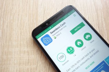 Konskie, Polonya - 17 Haziran 2018: Seamless.Cash app Huawei Y6 2018 smartphone üzerinde görüntülenen Google oyun mağaza web sitesinde