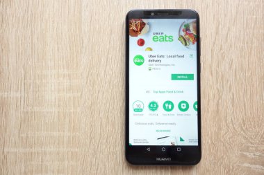 Konskie, Polonya - 17 Haziran 2018: Uber yiyor: yerel gıda teslim app Huawei Y6 2018 smartphone üzerinde görüntülenen Google oyun mağaza web sitesinde