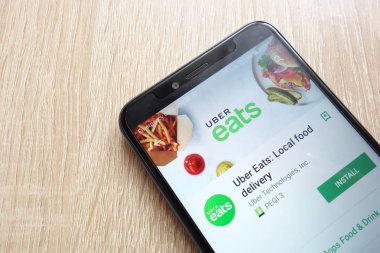 Konskie, Polonya - 17 Haziran 2018: Uber yiyor: yerel gıda teslim app Huawei Y6 2018 smartphone üzerinde görüntülenen Google oyun mağaza web sitesinde
