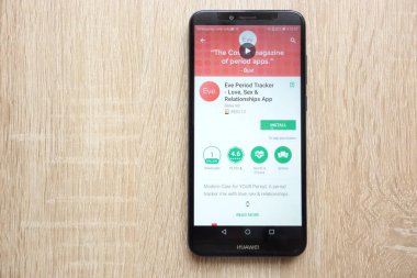 Konskie, Polonya - 17 Haziran 2018: Havva dönemi Tracker - aşk, seks ve ilişkiler app Huawei Y6 2018 smartphone üzerinde görüntülenen Google oyun mağaza web sitesinde