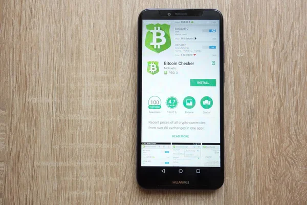 Konskie, Polonya - 17 Haziran 2018: Bitcoin denetleyicisi app Huawei Y6 2018 smartphone üzerinde görüntülenen Google oyun mağaza web sitesinde