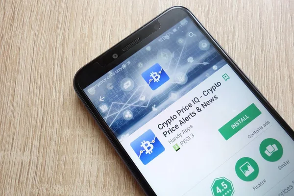 Konskie, Polonya - 17 Haziran 2018: Kripto fiyat IQ app Huawei Y6 2018 smartphone üzerinde görüntülenen Google oyun mağaza web sitesinde