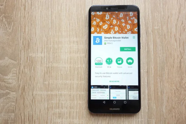 Konskie, Polonya - 17 Haziran 2018: Basit Bitcoin m-cüzdan uygulaması Huawei Y6 2018 smartphone üzerinde görüntülenen Google oyun mağaza web sitesi üzerinde