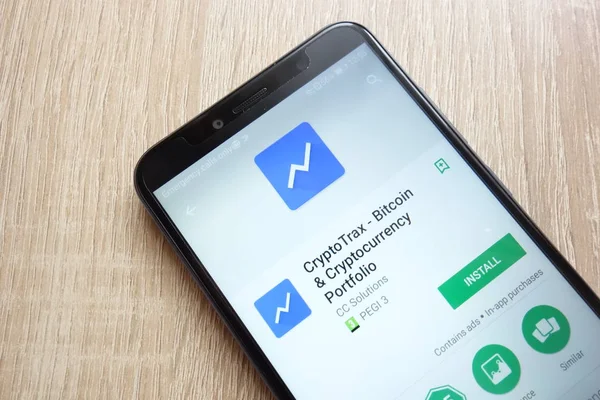 Konskie, Polonya - 17 Haziran 2018: Cryptotrax app Huawei Y6 2018 smartphone üzerinde görüntülenen Google oyun mağaza web sitesinde