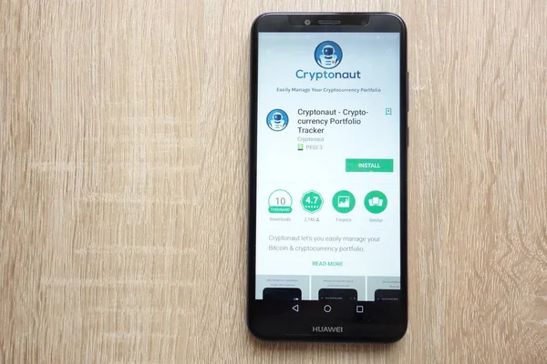 Konskie, Polonya - 17 Haziran 2018: Cryptonaut - Cryptocurrency portföy izci app Huawei Y6 2018 smartphone üzerinde görüntülenen Google oyun mağaza web sitesinde