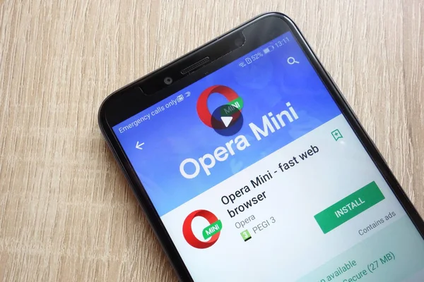 Konskie, Polonya - 17 Haziran 2018: Opera Mini - Huawei Y6 2018 smartphone üzerinde görüntülenen Google oyun mağaza web sitesi üzerinde hızlı web tarayıcı uygulaması