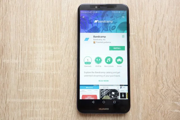 Konskie, Polonya - 17 Haziran 2018: Bandcamp app Huawei Y6 2018 smartphone üzerinde görüntülenen Google oyun mağaza web sitesinde