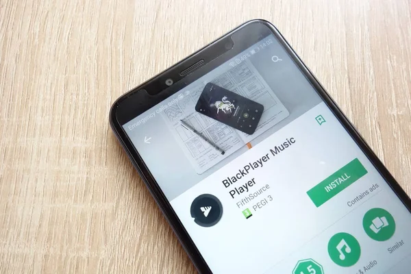 Konskie, Polonya - 17 Haziran 2018: Blackplayer müzik çalar uygulaması Huawei Y6 2018 smartphone üzerinde görüntülenen Google oyun mağaza web sitesi üzerinde