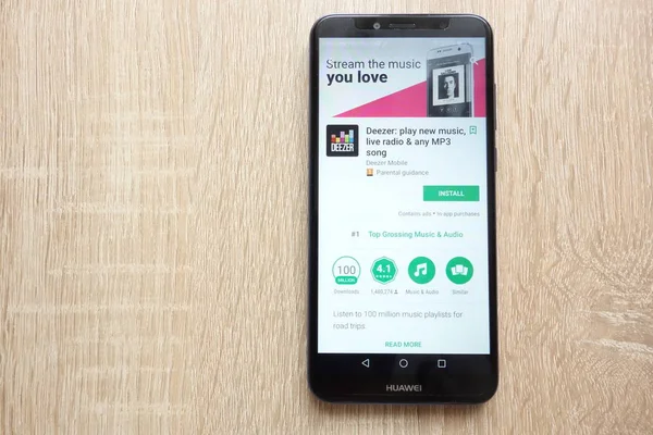Konskie, Polonya - 17 Haziran 2018: Deezer app Huawei Y6 2018 smartphone üzerinde görüntülenen Google oyun mağaza web sitesinde