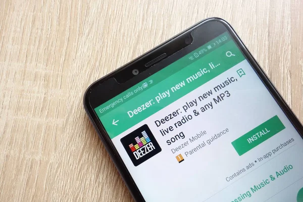 Konskie, Polonya - 17 Haziran 2018: Deezer app Huawei Y6 2018 smartphone üzerinde görüntülenen Google oyun mağaza web sitesinde