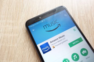 Konskie, Polonya - 17 Haziran 2018: Amazon Music app Huawei Y6 2018 smartphone üzerinde görüntülenen Google oyun mağaza web sitesinde