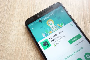 Konskie, Polonya - 17 Haziran 2018: Evernote - organize kalmak app Huawei Y6 2018 smartphone üzerinde görüntülenen Google oyun mağaza web sitesinde