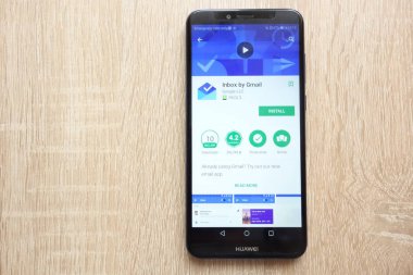 Konskie, Polonya - 17 Haziran 2018: Doğuştan Gmail uygulaması Huawei Y6 2018 smartphone üzerinde görüntülenen Google oyun mağaza web sitesi tarafından