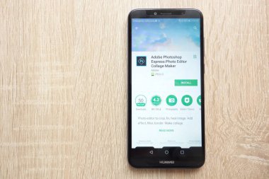 Konskie, Polonya - 17 Haziran 2018: Adobe Photoshop Express: Photo Editor kolaj yapıcı app Huawei Y6 2018 smartphone üzerinde görüntülenen Google oyun mağaza web sitesinde