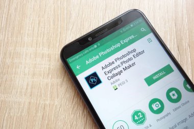 Konskie, Polonya - 17 Haziran 2018: Adobe Photoshop Express: Photo Editor kolaj yapıcı app Huawei Y6 2018 smartphone üzerinde görüntülenen Google oyun mağaza web sitesinde