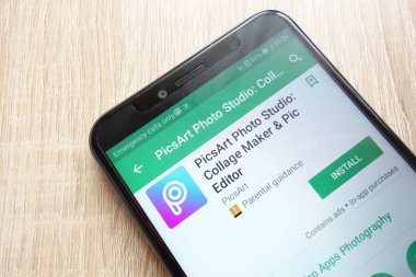 Konskie, Polonya - 17 Haziran 2018: Picsart fotoğraf stüdyosu: Huawei Y6 2018 smartphone üzerinde görüntülenen Google oyun mağaza web sitesinde kolaj yapıcı ve Pic Editör uygulaması