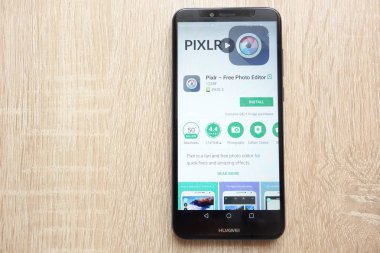 Konskie, Polonya - 17 Haziran 2018: Pixlr - Huawei Y6 2018 smartphone üzerinde görüntülenen Google oyun mağaza web sitesinde ücretsiz Photo Editor uygulaması