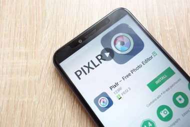 Konskie, Polonya - 17 Haziran 2018: Pixlr - Huawei Y6 2018 smartphone üzerinde görüntülenen Google oyun mağaza web sitesinde ücretsiz Photo Editor uygulaması