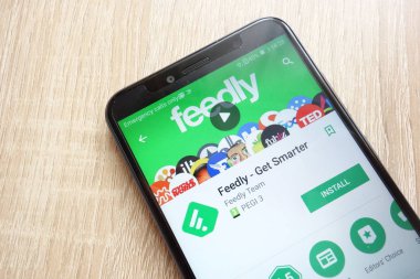 Konskie, Polonya - 17 Haziran 2018: Feedly - Huawei Y6 2018 smartphone üzerinde görüntülenen Google oyun mağaza web sitesinde daha akıllı app olsun