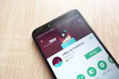 Konskie, Polonya - 17 Haziran 2018: Libby, Overdrive app Huawei Y6 2018 smartphone üzerinde görüntülenen Google oyun mağaza web sitesi tarafından