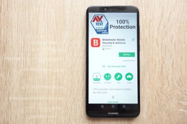 Konskie, Polonya - 17 Haziran 2018: Bitdefender Mobile Security ve Antivirus app Huawei Y6 2018 smartphone üzerinde görüntülenen Google oyun mağaza web sitesinde