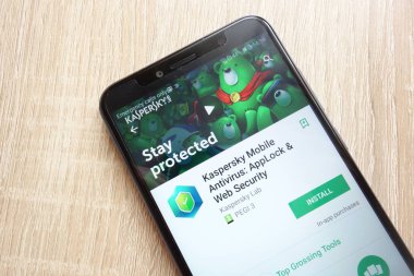 Konskie, Polonya - 17 Haziran 2018: Kaspersky Mobile Antivirus: Huawei Y6 2018 smartphone üzerinde görüntülenen Google oyun mağaza web sitesinde Applock ve Web güvenlik uygulaması