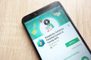 Konskie, Polonya - 17 Haziran 2018: Kaspersky güvenli çocuklar: Huawei Y6 2018 smartphone üzerinde görüntülenen Google oyun mağaza web sitesi üzerinde ebeveyn kontrolü ve aile Gps uygulaması