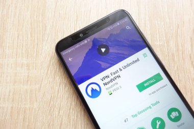 Konskie, Polonya - 17 Haziran 2018: Vpn: Huawei Y6 2018 smartphone üzerinde görüntülenen Google oyun mağaza web sitesi üzerinde hızlı ve sınırsız Nordvpn uygulaması