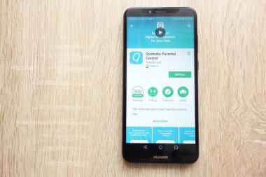 Konskie, Polonya - 17 Haziran 2018: Qustodio ebeveyn kontrolü app Huawei Y6 2018 smartphone üzerinde görüntülenen Google oyun mağaza web sitesinde
