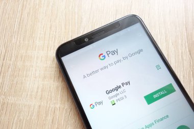 Konskie, Polonya - 17 Haziran 2018: Google ödeme uygulaması Huawei Y6 2018 smartphone üzerinde görüntülenen Google oyun mağaza web sitesi üzerinde