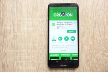 Konskie, Polonya - 17 Haziran 2018: Groupon - dükkanı fırsatlar, indirimler ve kuponlar app Huawei Y6 2018 smartphone üzerinde görüntülenen Google oyun mağaza web sitesinde