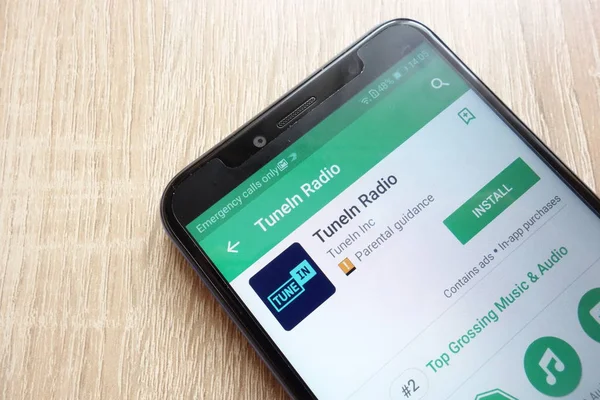 Konskie, Polonya - 17 Haziran 2018: Tunein radyo app Huawei Y6 2018 smartphone üzerinde görüntülenen Google oyun mağaza web sitesinde