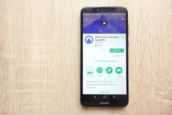 Konskie, Polonya - 17 Haziran 2018: Vpn: Huawei Y6 2018 smartphone üzerinde görüntülenen Google oyun mağaza web sitesi üzerinde hızlı ve sınırsız Nordvpn uygulaması