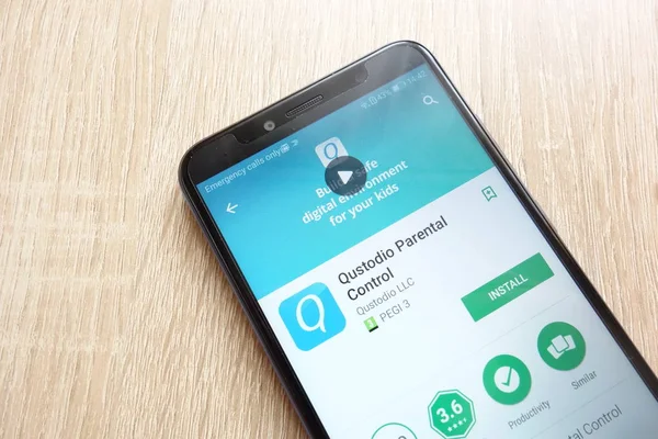 Konskie, Polonya - 17 Haziran 2018: Qustodio ebeveyn kontrolü app Huawei Y6 2018 smartphone üzerinde görüntülenen Google oyun mağaza web sitesinde