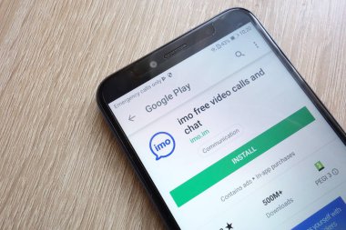 Konskie, Polonya - 24 Haziran 2018: IMO ücretsiz görüntülü görüşme ve Huawei Y6 2018 smartphone üzerinde görüntülenen Google oyun mağaza web uygulaması sohbet