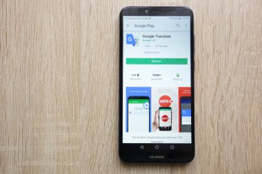 Konskie, Polonya - 24 Haziran 2018: Google Translate app Huawei Y6 2018 smartphone üzerinde görüntülenen Google oyun mağaza web sitesinde