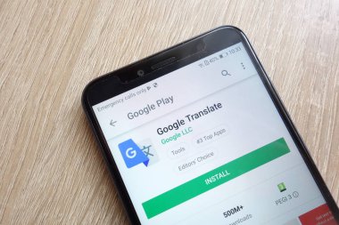 Konskie, Polonya - 24 Haziran 2018: Google Translate app Huawei Y6 2018 smartphone üzerinde görüntülenen Google oyun mağaza web sitesinde