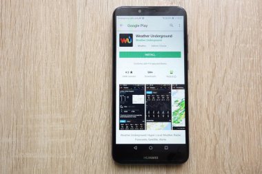 Konskie, Polonya - 24 Haziran 2018: Hava yeraltı app Huawei Y6 2018 smartphone üzerinde görüntülenen Google oyun mağaza web sitesinde