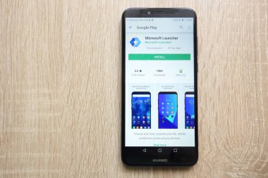 Konskie, Polonya - 24 Haziran 2018: Microsoft Launcher uygulaması Huawei Y6 2018 smartphone üzerinde görüntülenen Google oyun mağaza web sitesi üzerinde