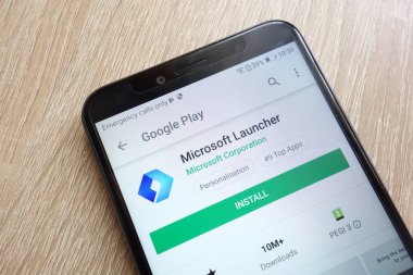 Konskie, Polonya - 24 Haziran 2018: Microsoft Launcher uygulaması Huawei Y6 2018 smartphone üzerinde görüntülenen Google oyun mağaza web sitesi üzerinde