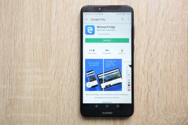 Konskie, Polonya - 24 Haziran 2018: Microsoft Edge app Huawei Y6 2018 smartphone üzerinde görüntülenen Google oyun mağaza web sitesinde