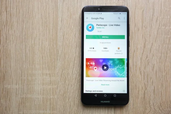 Konskie, Polonya - 24 Haziran 2018: Periskop - Huawei Y6 2018 smartphone üzerinde görüntülenen Google oyun mağaza web sitesi üzerinde canlı Video uygulaması