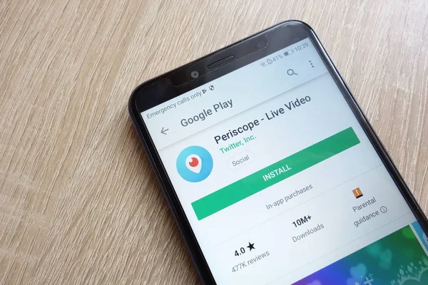 Konskie, Polonya - 24 Haziran 2018: Periskop - Huawei Y6 2018 smartphone üzerinde görüntülenen Google oyun mağaza web sitesi üzerinde canlı Video uygulaması