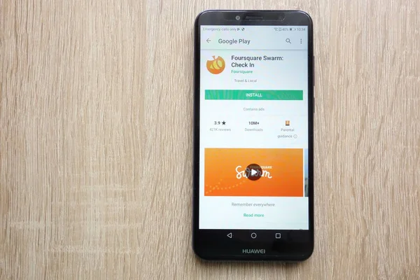 Konskie, Polonya - 24 Haziran 2018: Oturaklı Swarm: Check In app Huawei Y6 2018 smartphone üzerinde görüntülenen Google oyun mağaza web sitesinde