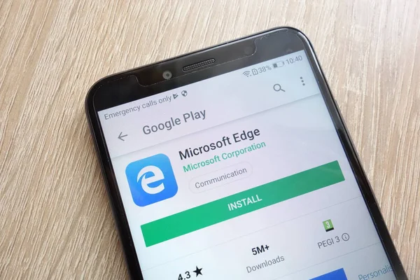 Konskie, Polonya - 24 Haziran 2018: Microsoft Edge app Huawei Y6 2018 smartphone üzerinde görüntülenen Google oyun mağaza web sitesinde