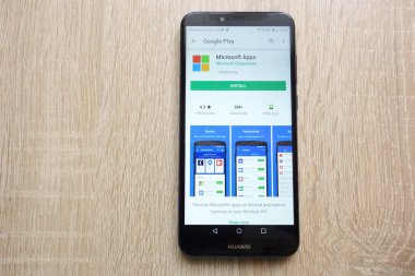 Konskie, Polonya - 24 Haziran 2018: Microsoft Apps Huawei Y6 2018 smartphone üzerinde görüntülenen Google oyun mağaza web sitesinde