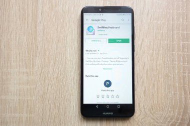 Konskie, Polonya - 24 Haziran 2018: Swiftkey klavye app Huawei Y6 2018 smartphone üzerinde görüntülenen Google oyun mağaza web sitesinde